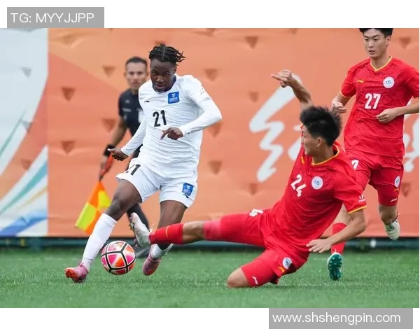 足球明星挑战室内赛场展现非凡技艺与团队默契的精彩对决 足球明星挑战室内赛场展现非凡技艺与团队默契的精彩对决